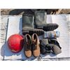 Image 1 : Lot of Work Ware (Knee Pads, Pairs of boots, Helmet, etc.)