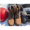 Image 2 : Lot of Work Ware (Knee Pads, Pairs of boots, Helmet, etc.)