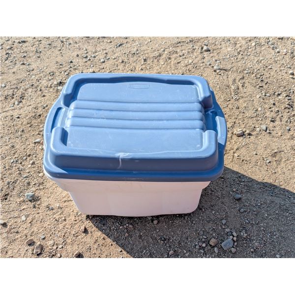 Storage box (Rubber Maid) 24"x13" W/ Bags of Track Staples
