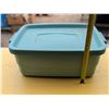 Image 7 : Shark Steam Rug Cleaner (works) W/ Green Rubber Maid Storage Box