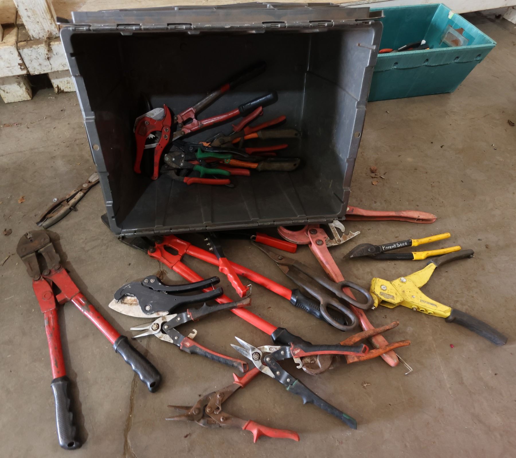 Multiple Hand Tools Multiple Hand Tools: Wire Cutters, Bolt Cutters, Pliers, etc in Bin