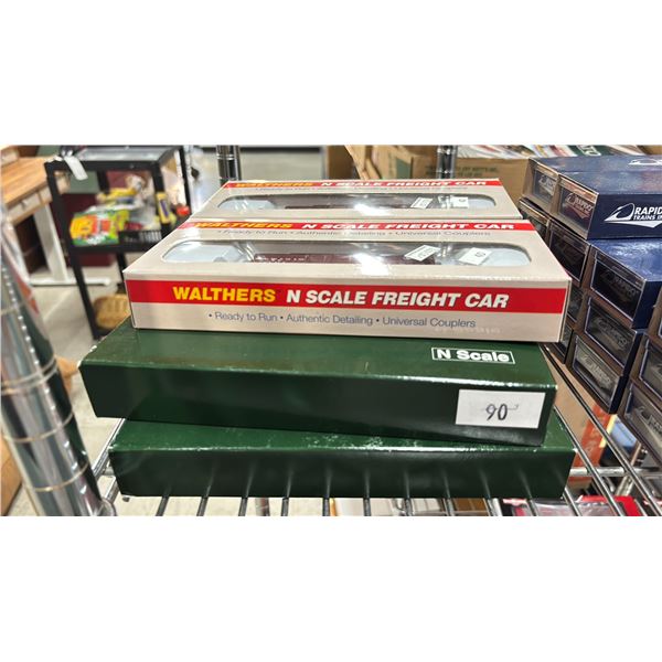 (2) WALTHERS N SCALE FREIGHT CARS, KATO PRECISION RAILROAD MODELS N SCALE SMOOTH SIDE PASSENGER CAR
