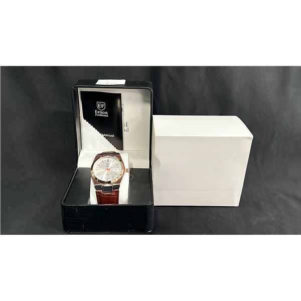 MEN'S ERNEST FERDINAND DAY/DATE WATCH WITH LEATHER STRAP IN BOX: 3ATM WATER RESISTANT
