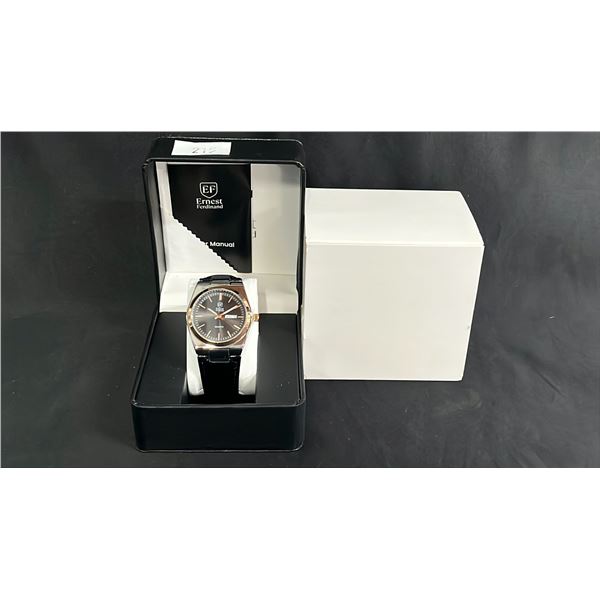 MEN'S ERNEST FERDINAND DAY/DATE WATCH WITH LEATHER STRAP IN BOX: 3ATM WATER RESISTANT
