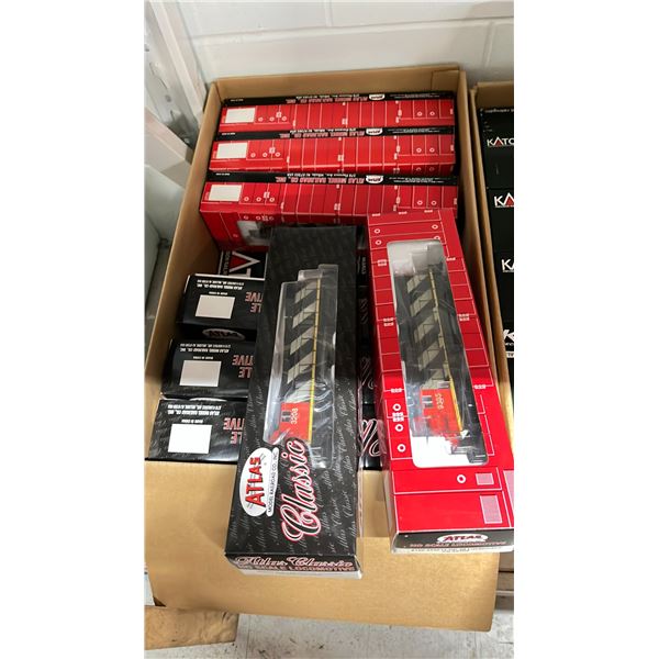 BOX OF ATLAS CLASSIC HO SCALE LOCOMOTIVE MODEL TRAINS - CANADIAN NATIONAL #3208 & CN #9305
