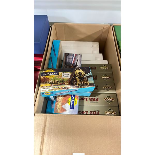 BOX OF ASSORTED PROTO 2000 SERIES FB2 LOCOMOTIVE HO SCALE MODEL TRAINS & ASSORTED ATHEARN HO MODEL