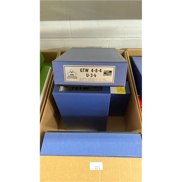 BOX OF ASSORTED CANADIAN NATIONAL RAILWAYS HO SCALE MODEL TRAINS