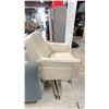 Image 2 : MOBILE WHITE LA-Z-BOY LEATHER CHAIR
