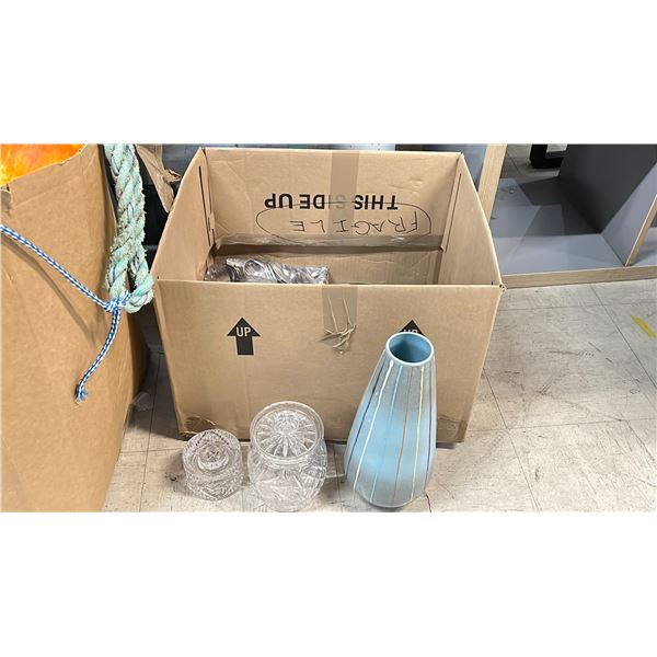 BOX OF DECORATIVE GLASSWARE & A BLUE VASE