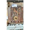 Image 4 : VINTAGE RADIO, WALL CLOCK & DECOR
