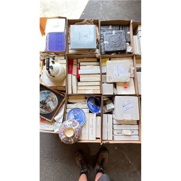 PALLET OF ASSORTED DECORATIVE PLATES *MUST TAKE ALL ON PALLET*