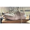 Image 3 : 4 PAIRS OF WOMENS SHOES - SIZE 7