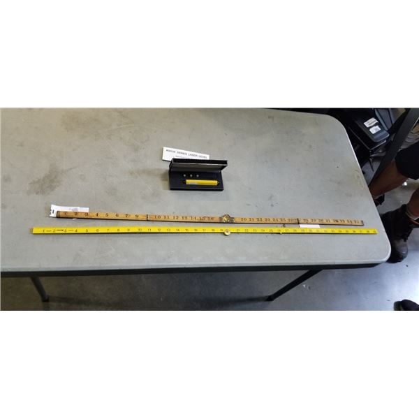 LASER LEVEL IN CASE WITH 2 FOLDING MEASURING STICKS