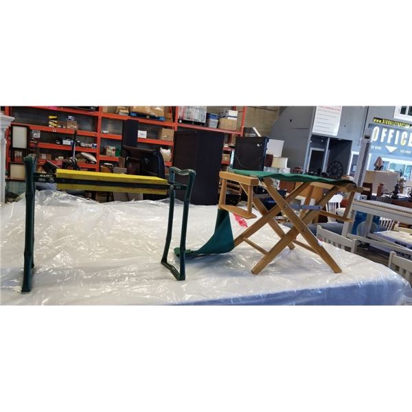 2 FOLDING CHAIRS