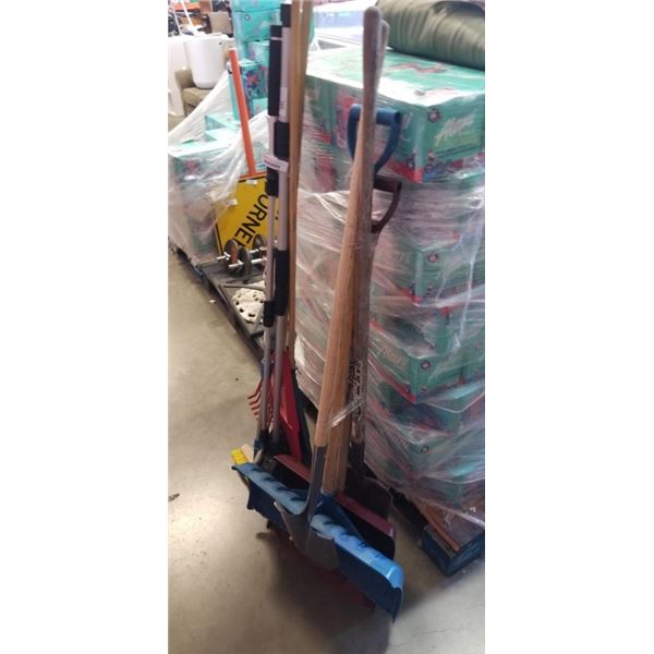 2 BUNDLES OF ASSORTED GARDEN TOOLS, RAKES BRUSHES ETC