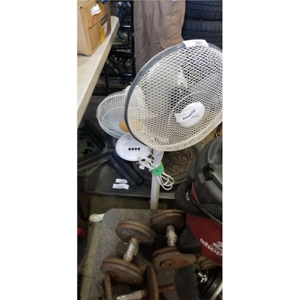 2 FANS, FLOOR FAN AND TABLE FAN