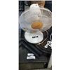 Image 3 : 2 FANS, FLOOR FAN AND TABLE FAN