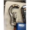 Image 2 : PIPE THREADER, LARGE CUTTER  AND TIN OF DEBURRING BITS