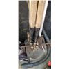 Image 2 : LARGE LOT OF ASSORTED GARDEN TOOLS