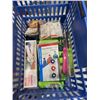 Image 2 : BASKET WITH PEELER, MASHER KITCHEN UTENCILS, DRAIN PLUGS, PIZZA CUTTER, BAG CLIPS AND MORE