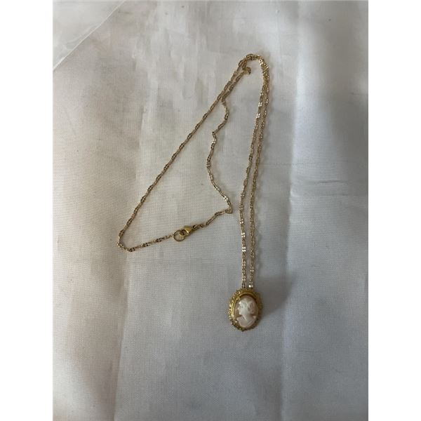 VINTAGE GOLD TONE W/ GENUINE SHELL CAMEO PENDANT CHAIN NECKLACE