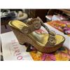 Image 2 : 8 NEW PAIRS OF WOMENS SHOES, SIZE 5 AND 6