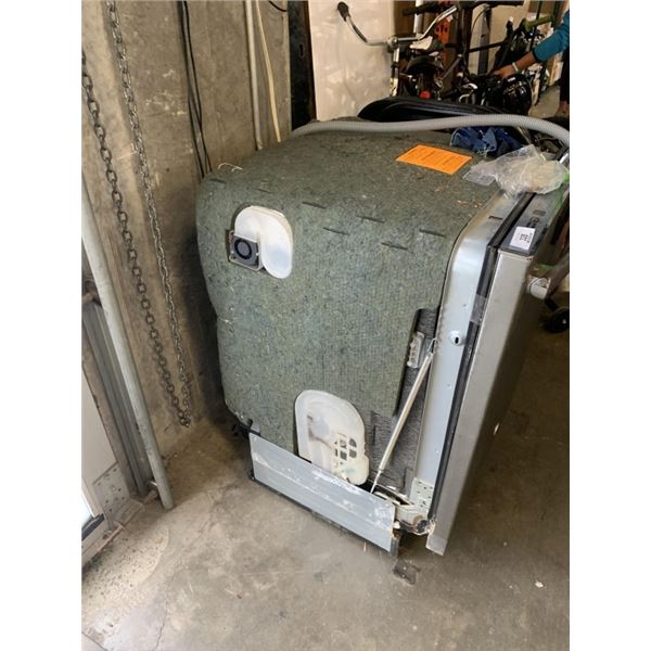GE STAINLESS BUILT IN DISHWASHER, WORKING BUT NEEDS DOOR CLIP