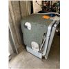 Image 1 : GE STAINLESS BUILT IN DISHWASHER, WORKING BUT NEEDS DOOR CLIP