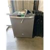 Image 2 : GE STAINLESS BUILT IN DISHWASHER, WORKING BUT NEEDS DOOR CLIP