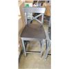Image 2 : 2 BLACK BAR STOOLS