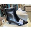 Image 4 : 5 PAIRS OF WOMENS BOOTS, SIZE 7.5 AND 8.5