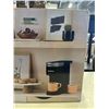 Image 2 : KEURIG K SLIM COFFEE MAKER AND 2 GREY MATTERS PAPER PALLETTE 30 PACK