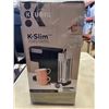 Image 4 : KEURIG K SLIM COFFEE MAKER AND 2 GREY MATTERS PAPER PALLETTE 30 PACK