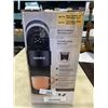 Image 5 : KEURIG K SLIM COFFEE MAKER AND 2 GREY MATTERS PAPER PALLETTE 30 PACK