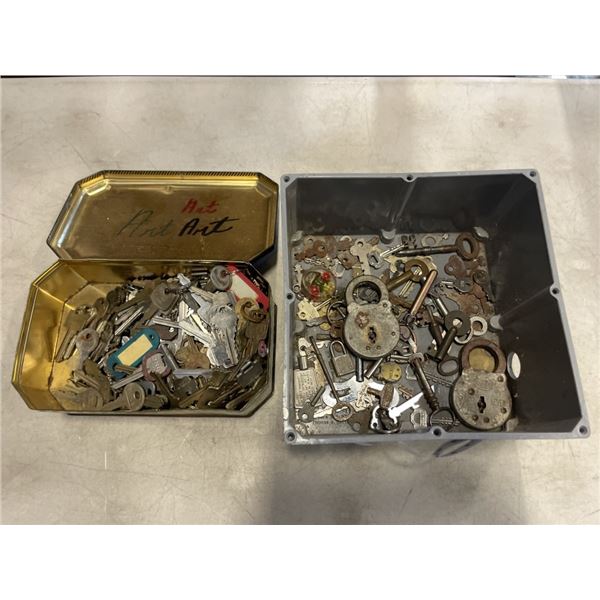 CONTAINER OF OLD KEYS, SOME PADLOCKS AND SKELETON KEYS