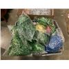Image 2 : BOX AND TOTE OF FAUX PACKING GRASS