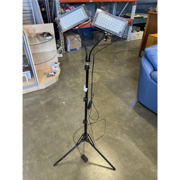 ADJUSTABLE LED LIGHT ON TRIPOD