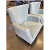 Image 3 : 2 STUDDED ACCENT CHAIRS