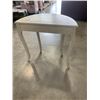 Image 4 : HALL TABLE
