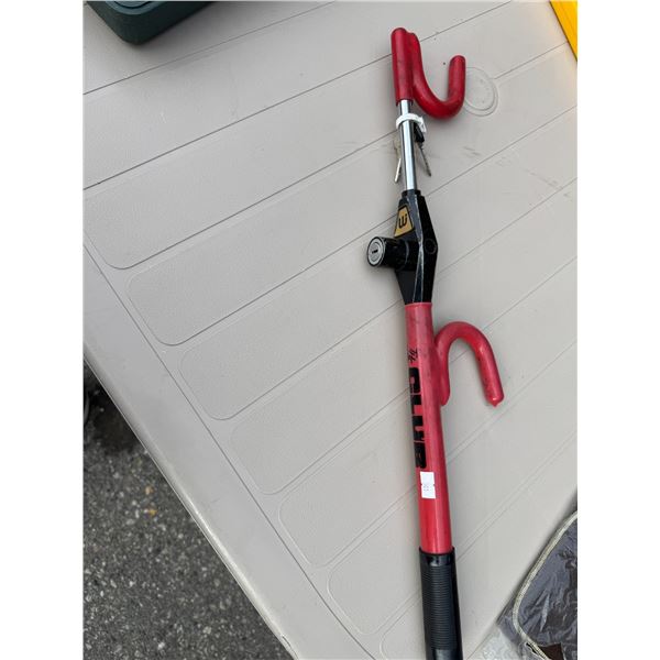 Steering wheel lock with keys
