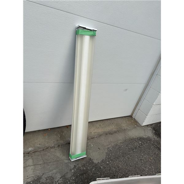 Fluorescent light fixture