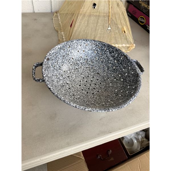 Tin enamel colander