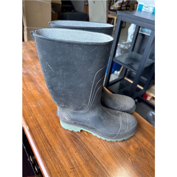 Boots size 8