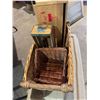 Image 2 : Baskets and boxes