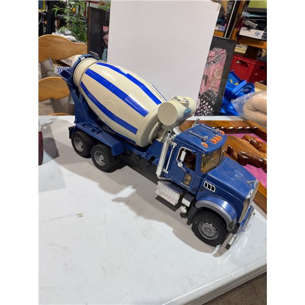 MACK truck missing one door not metal