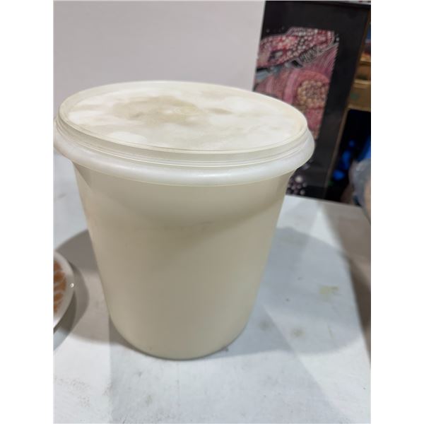 Tupperware container