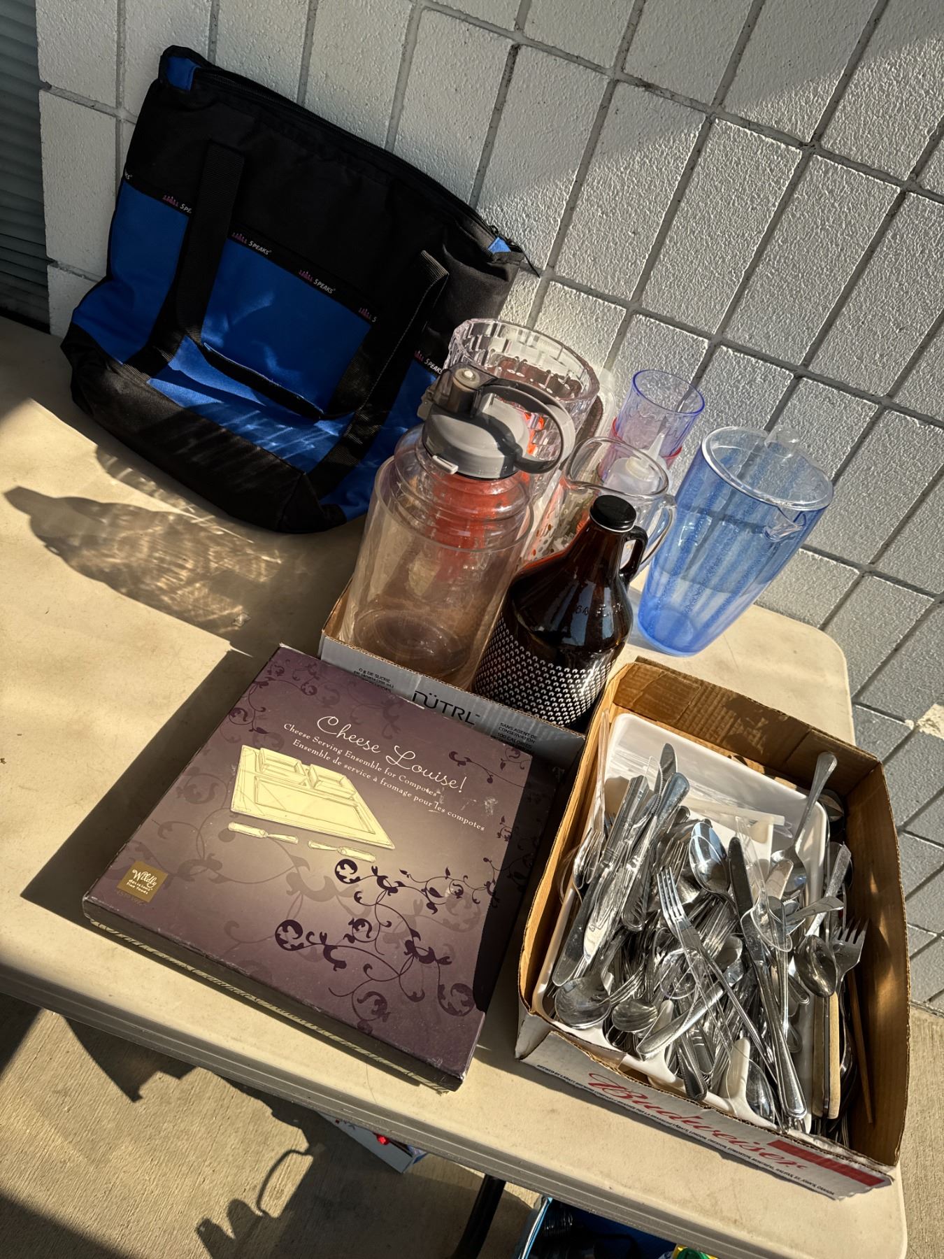 Assorted kitchen items