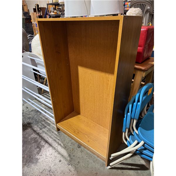 Bookshelf with two shelves need pegs