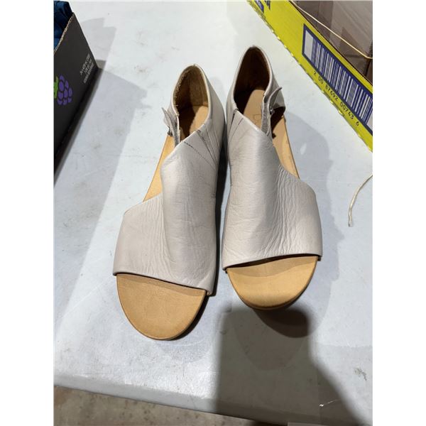 Shoes size 39