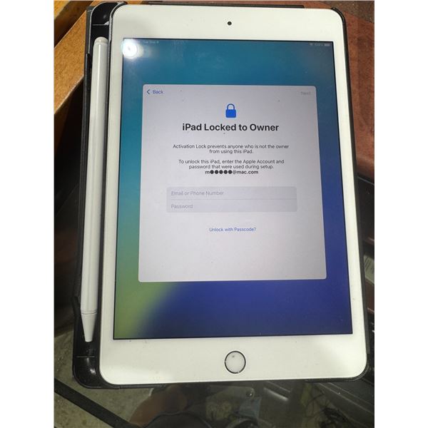 iPad serial number DMPYC1GFLMV8 model 82126 locked